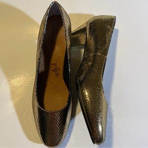Ros Hommerson SZ 9 1/2 W embossed snake black/gold block heel, pump almond toe